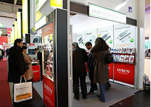 The visitors are seeing the universal adapters in LVSUN Booth